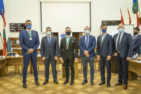 ÁTADTÁK A HEVES MEGYE NAGYKÖVETE CÍMEKET A MEGYEHÁZÁN