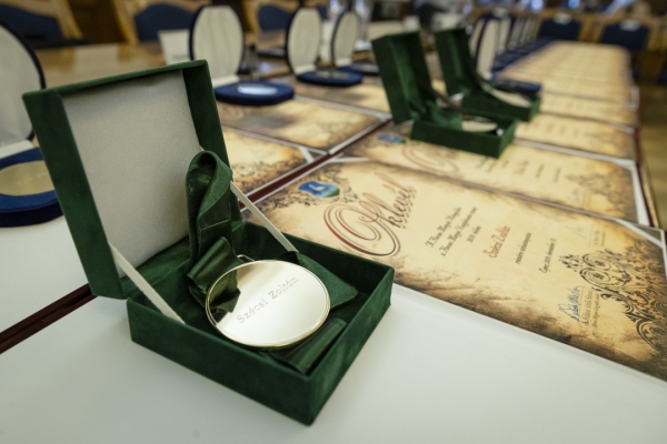 RENDHAGYÓ DÍJÁTADÓ A MEGYEHÁZÁN