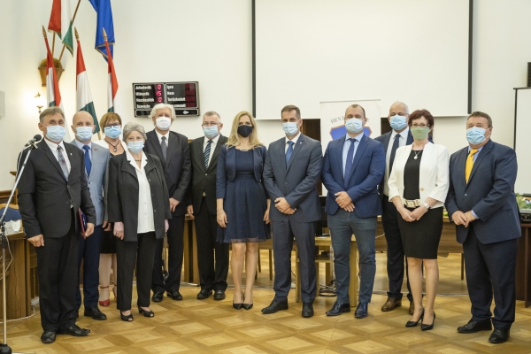 ÁTADTÁK A HEVES MEGYÉÉRT DÍJAKAT A MEGYEHÁZÁN