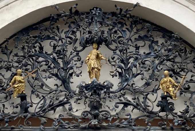 Főkapu félköríves betétrácsa